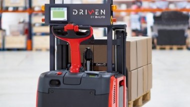 Linde punta ai carrelli industriali robotizzati