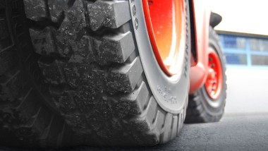 Continental cambia mescola per la gomma piena