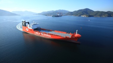 Bandiera italiana sulla più grande ro-ro container del mondo