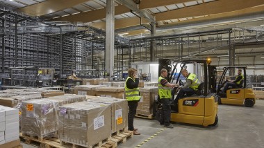 La manovrabilità di guida dei  carrelli CAT a 48 Volt