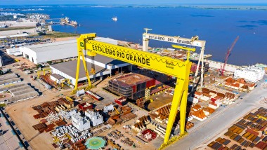 Gru e reach stacker per impieghi portuali