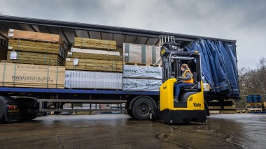 Carrello retrattile per applicazioni esterne al magazzino