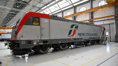 La prima locomotiva con sistema per aree non elettrificate