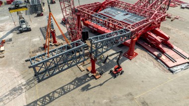 Assemblaggio della più grande gru terrestre del mondo