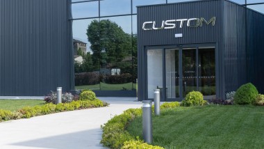 Custom inaugura il nuovo hub globale