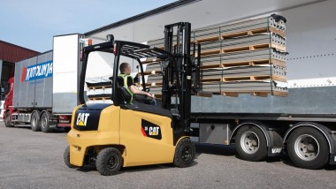 Vendite raddoppiate per i carrelli EP25-35N di CAT Lift Trucks